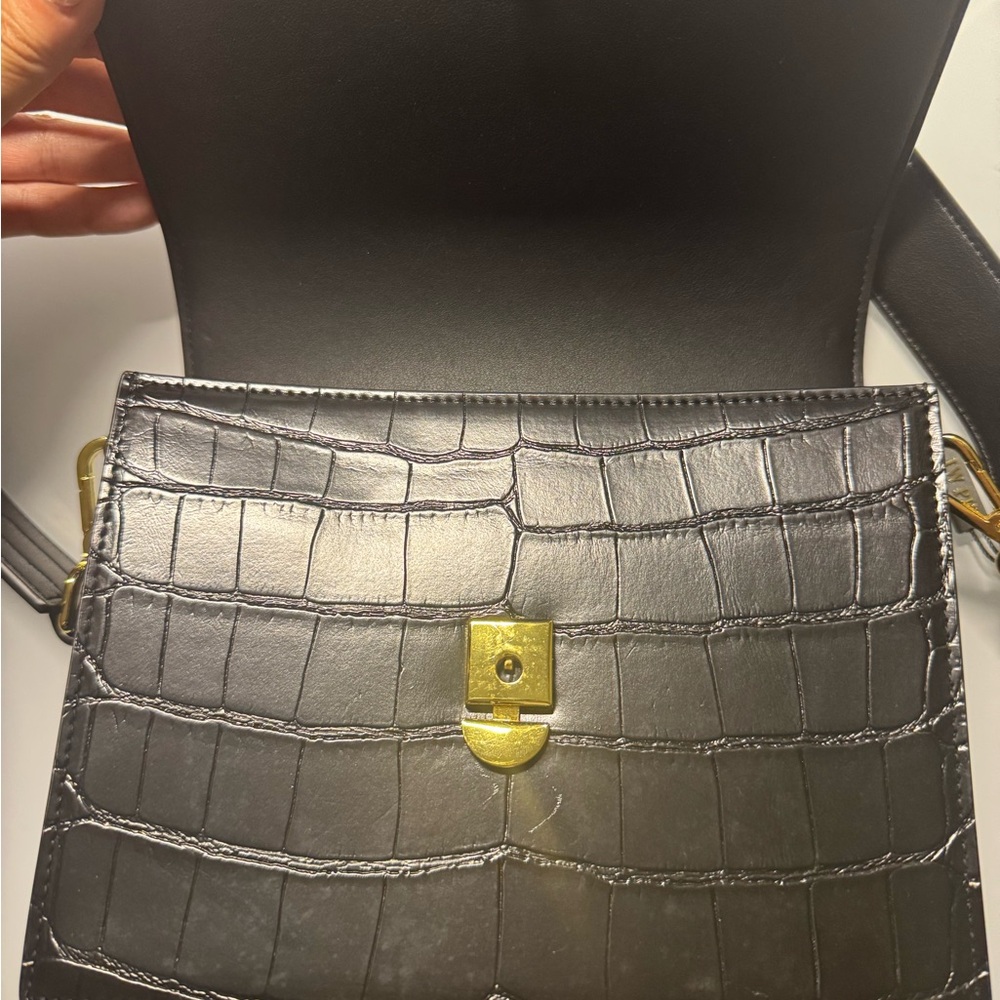 Elegant Black Crocodile-Embossed Women's Bag (JW PEI)